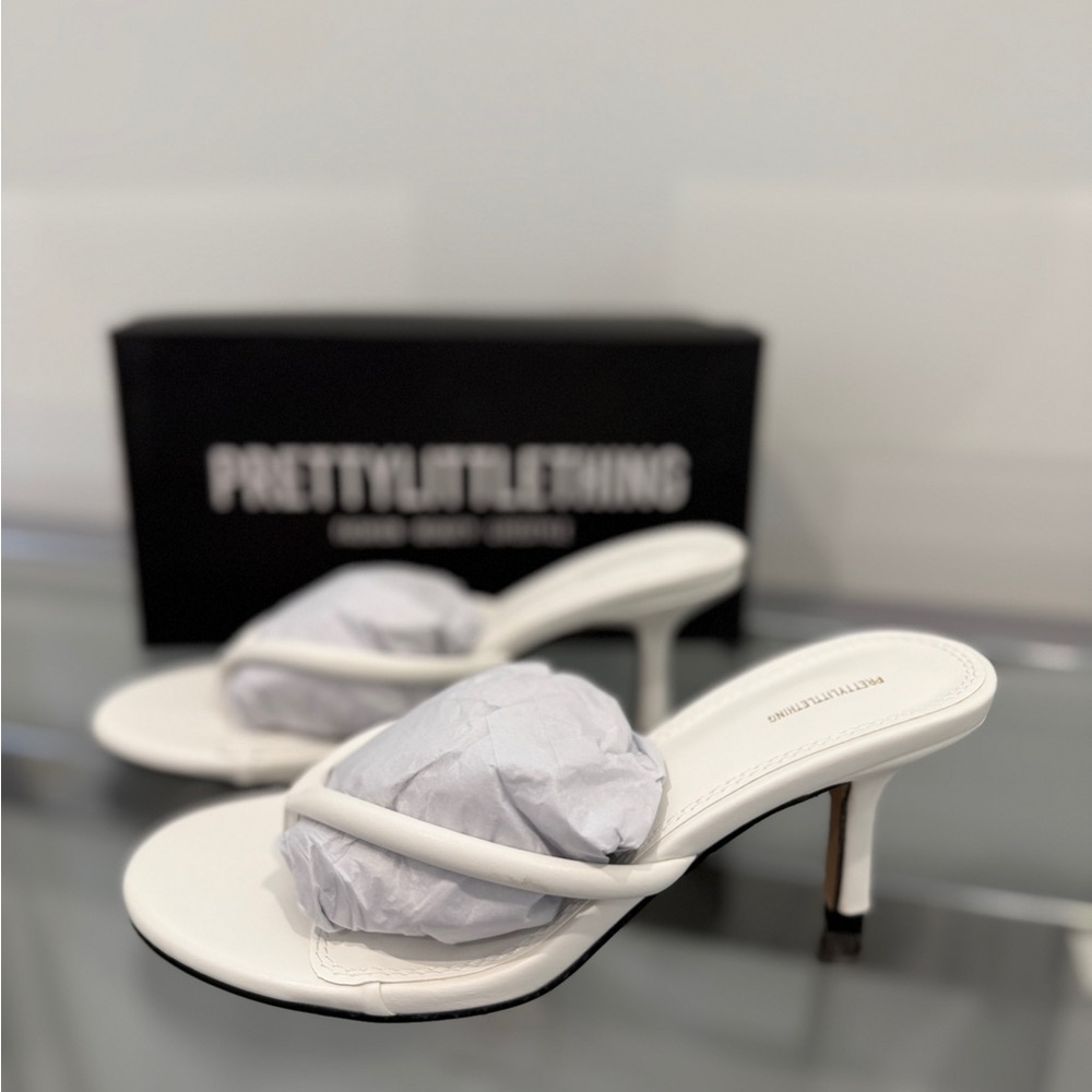Prettylittle Thing Round Toe Thong Mid Heel White Mules NEW (sz 6)